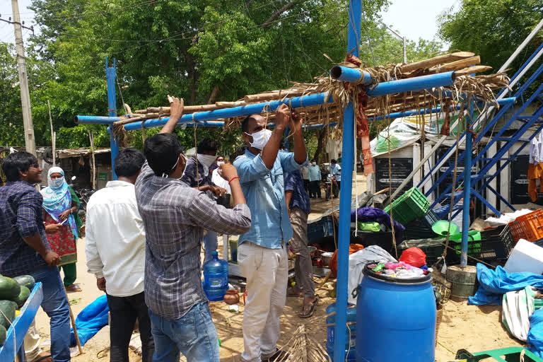 fruit seller commite suicide attempt with petrol in kadapa dst rajampeta