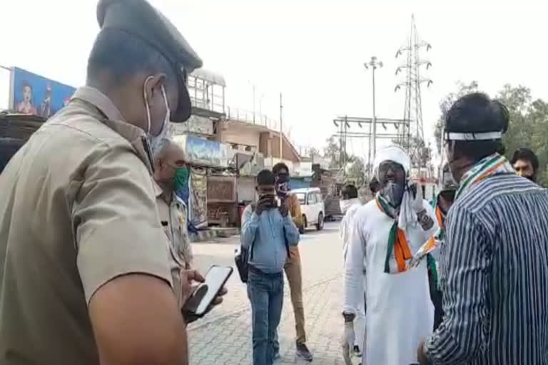 Congress leaders fight with police Before arrival of buses in ghaziabad