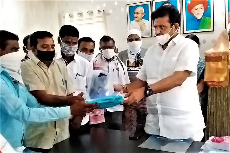 manthani-mla-sridhar-babu-distribute-ppe-kits-to-barbers