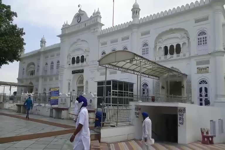 pilgrims pay homage at takhat Sri Kesgarh Sahib