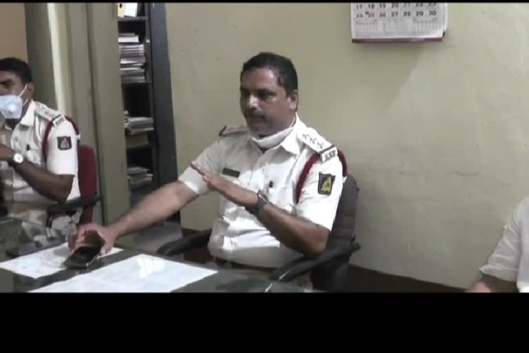 Inspector Mahantesh alerted the auto drivers