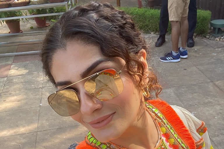 Raveena shoots for PM Cares show maintaining social distancing