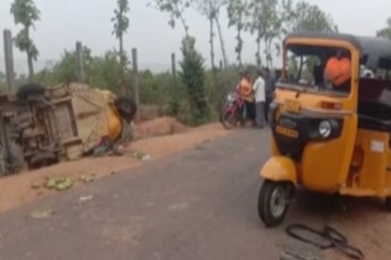 two autos dash each other  in krishan dst burragudem 4injured