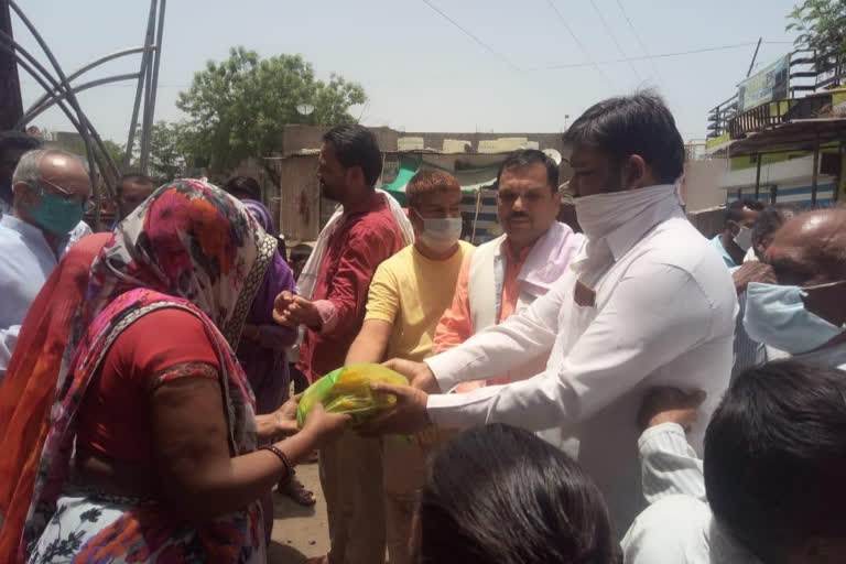 congress leader tawar singh chouhan distributed grocery to needy in barotha village of dewas