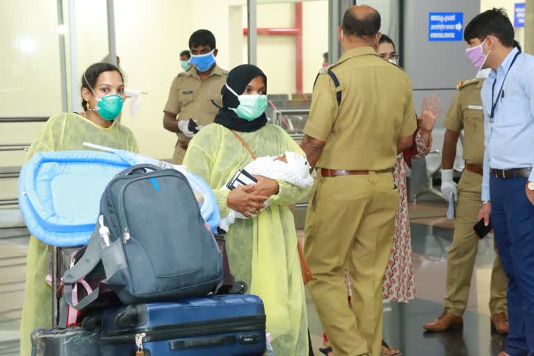 one expats from riyad in karipur  covid symptoms in expats returned  karipur airport vande bharat mission news  വന്ദേ ഭാരത് മിഷന്‍ രണ്ടാം ഘട്ടം  പ്രവാസി മലയാളി കരിപ്പൂര്‍  കോഴിക്കോട് മെഡിക്കൽ കോളേജ് ആശുപത്രി  റിയാദ് കരിപ്പൂര്‍ വിമാനം