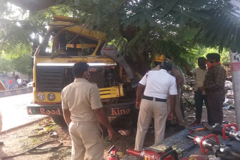 The truck crashed with tree: Cleaner safe