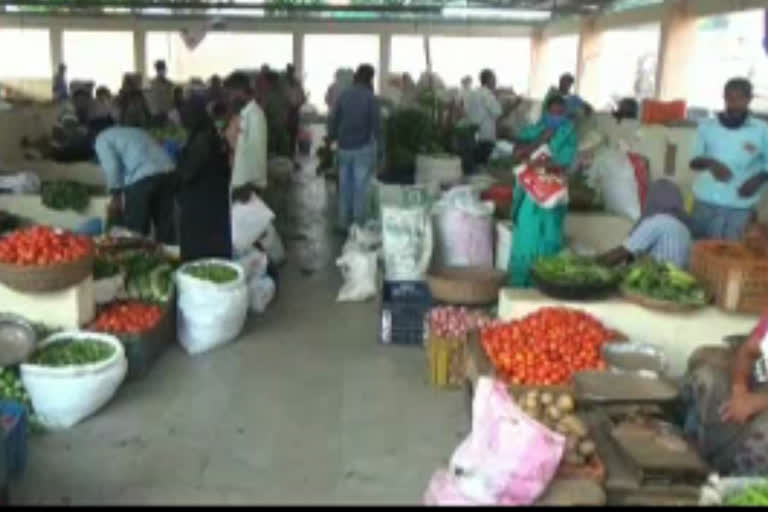 honey bees attack on vegetable market