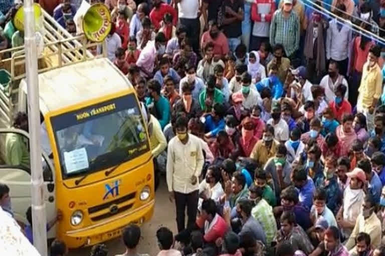 കോയമ്പത്തൂരില്‍ നൂറുകണക്കിന് അതിഥി തൊഴിലാളികള്‍ ഒത്തുകൂടി  ശ്രമിക് ട്രെയിന്‍  കൊവിഡ് 19  ലോക്ക് ഡൗണ്‍  COVID-19  lockdown  Workers gather in hope of securing permission to board Shramik special trains