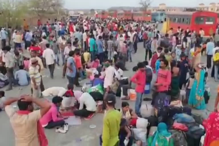 Huge crowd of migrant workers gathered at near maharashtra gujarat border