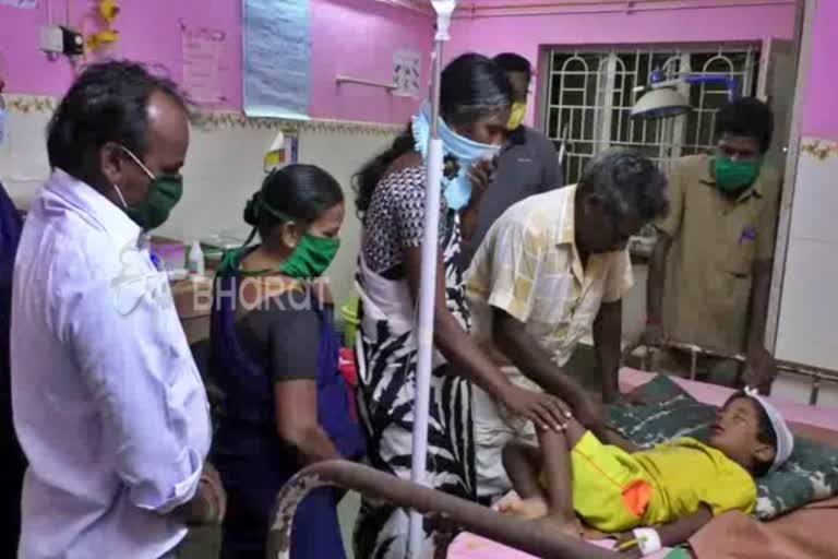 வண்டியிலிருந்து விழுந்த குழந்தை