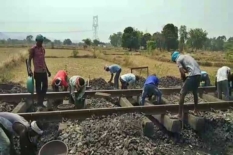 labours working without masks