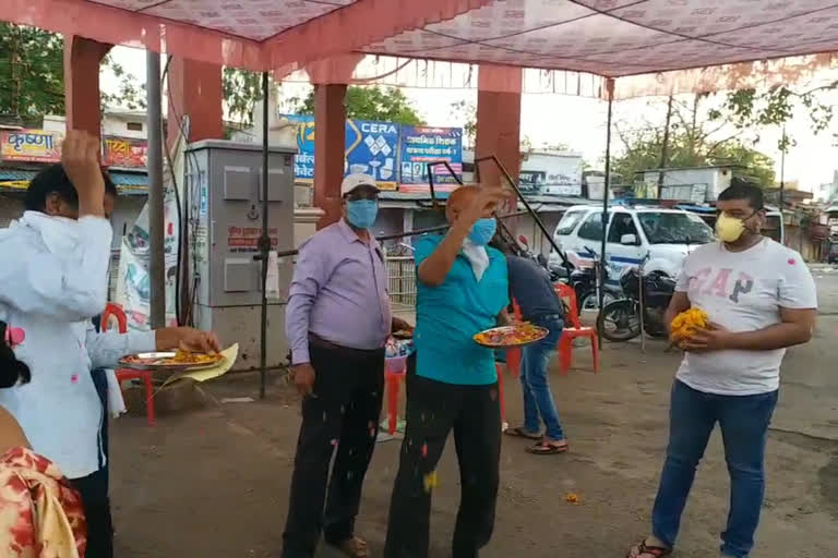 Police personnel honored with flowers