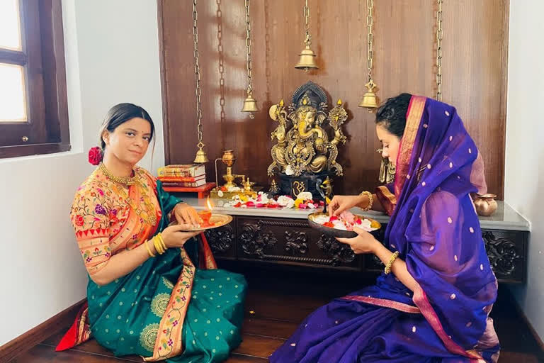 Kangana ranaut dresses up sister rangoli for her new home gruha pravesh