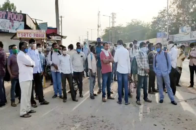 lecturer-dharna-at-pargi-bus-stand