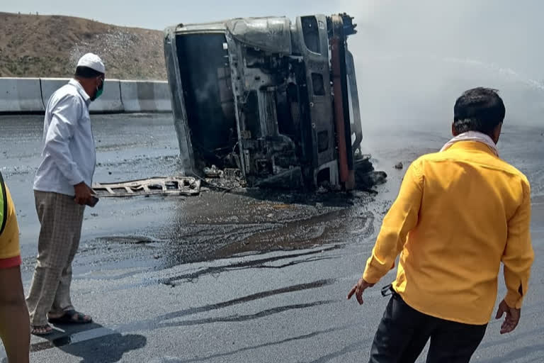 Fuel tanker overturns, catches fire on solapur-Dhule high way