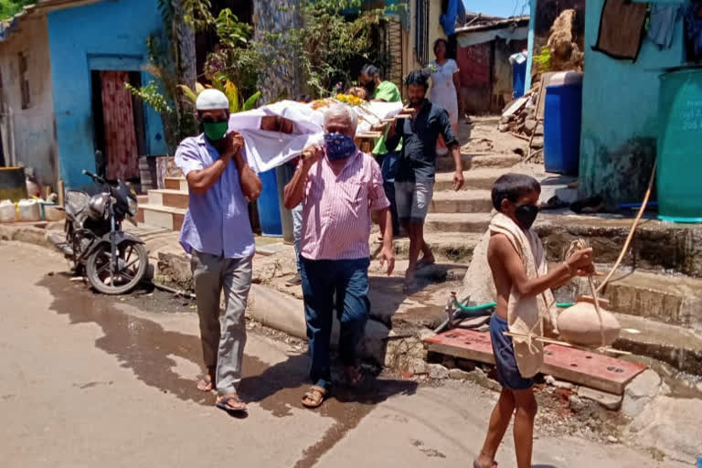 muslim youth help hindu family for cremation ceremony in virar