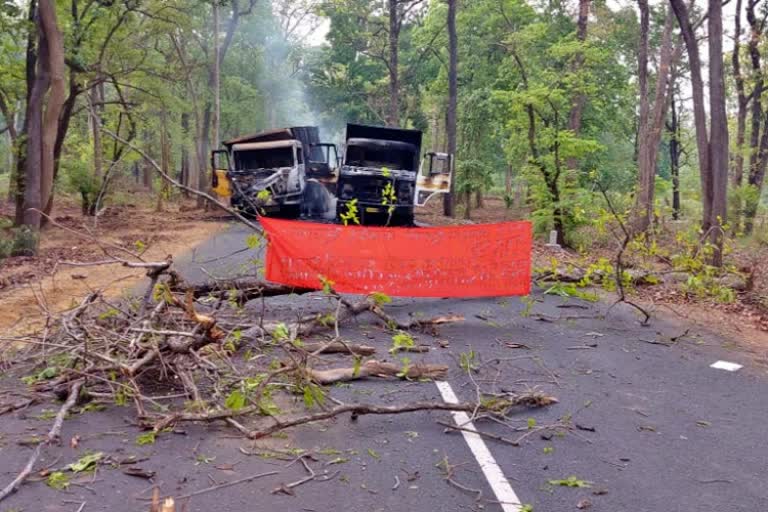 naxals-torch-four-vehicles-in-gadchiroli