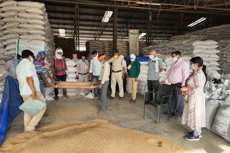 Narsinghpur SDM conducted surprise inspection of agricultural produce market