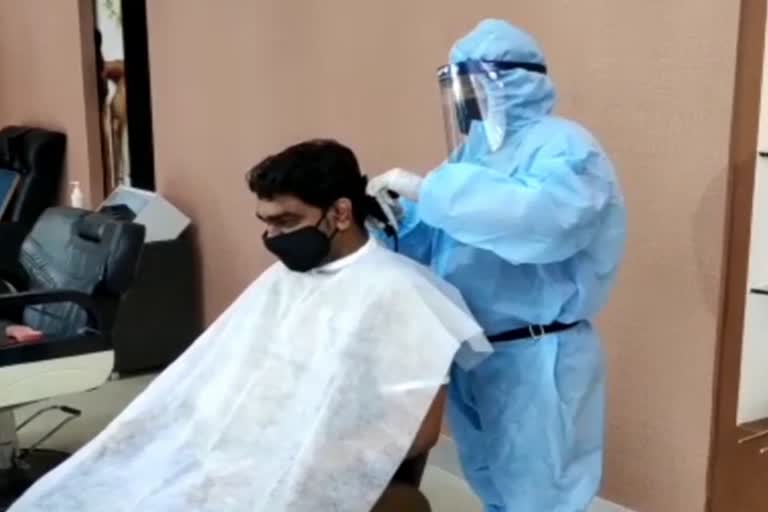 Saloon shop staff are using ppt kit and mask at Bangalore