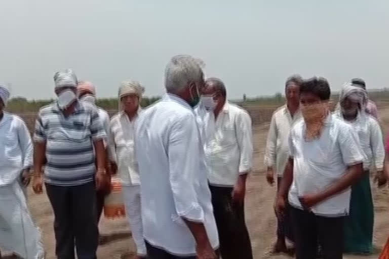 Farmers who blocked the pipeline authorities