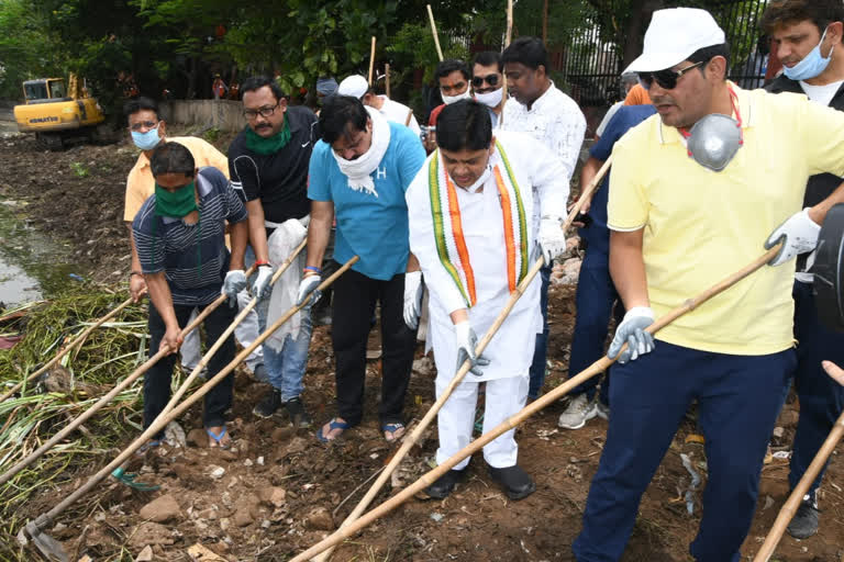 Urban administration minister cleaned   budha talaab in raipur