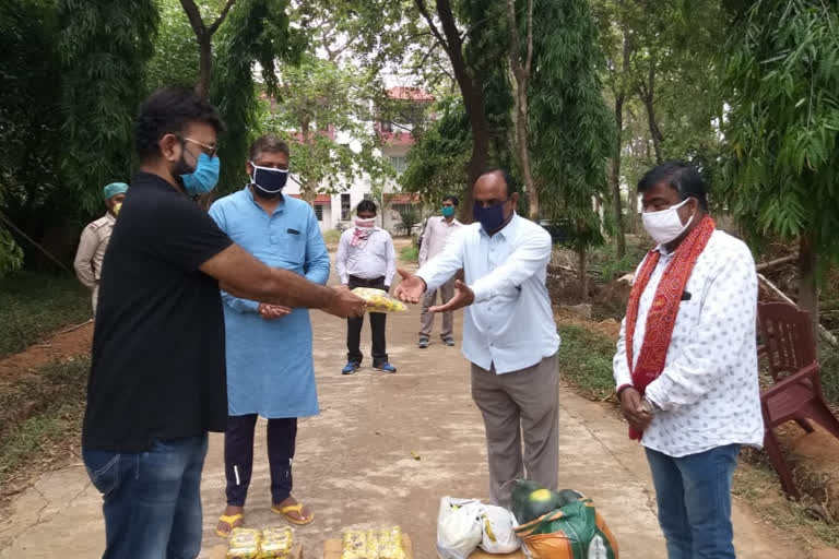 bjp volunteers distributing food items