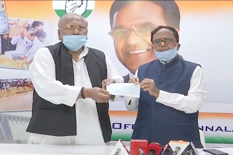 Ponnala announces donation to hanumantha rao for migrant workers