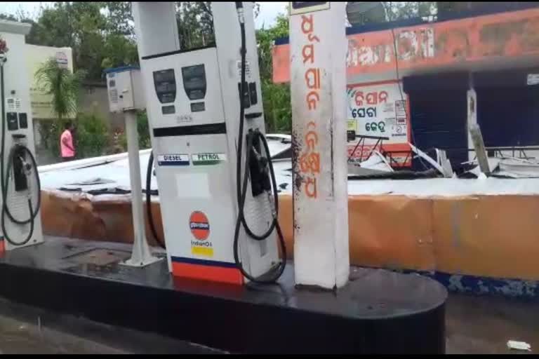 amphan-effect-petrol-pump-roof-broken-in-keonjhar