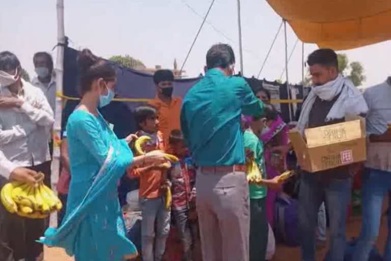 palwal horticulture department distributed food and fruits to migrant laborers