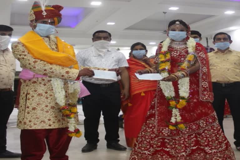 मास्क लगाकर शादी, Married wearing a mask