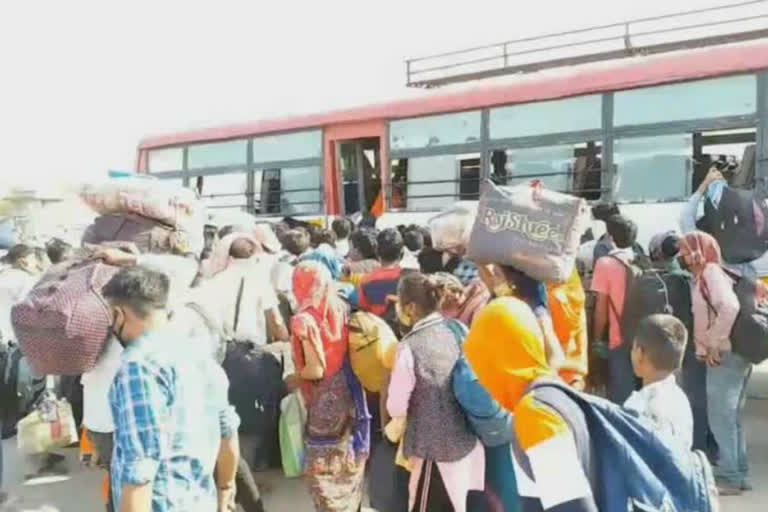 UP roadways buses carrying migrant laborers from haryana-up border palwal