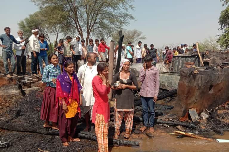 Fire in house in Karauli, शॉर्ट सर्किट से घर में लगी आग