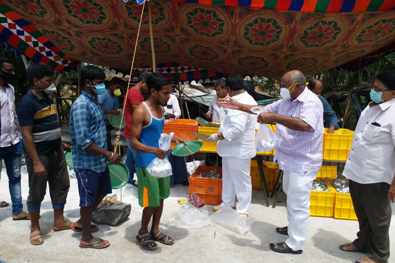 providing food  to migrate workers at west godavari dst denduloor mandal singavaram junction