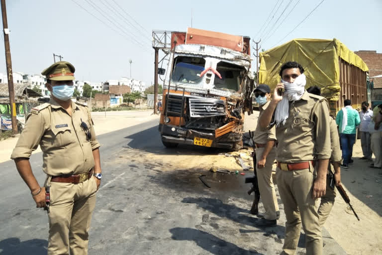 दो ट्रकों की आपस में भिड़ंत