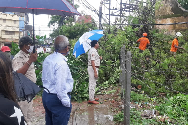 cuttack collector, review the situation in cuttack, cyclone amphan, bhabani shankar chayini, ବାତ୍ୟା ପରେ କଟକ ସ୍ଥିତି ସମୀକ୍ଷା କଲେ ଜିଲ୍ଲାପାଳ, ଜିଲ୍ଲାପାଳ ଭବାନୀ ଶଙ୍କର ଚୟନୀ, କଟକ ଖବର, ବାତ୍ୟା ଅମ୍ଫାନ