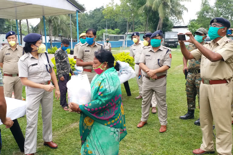 চুক্তিভিত্তিক অস্থায়ী সাফাইকর্মীদের পাশে রায়গঞ্জ পুলিশ