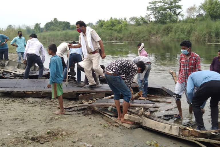 प्रशासन ने नाव को नष्ट कराया