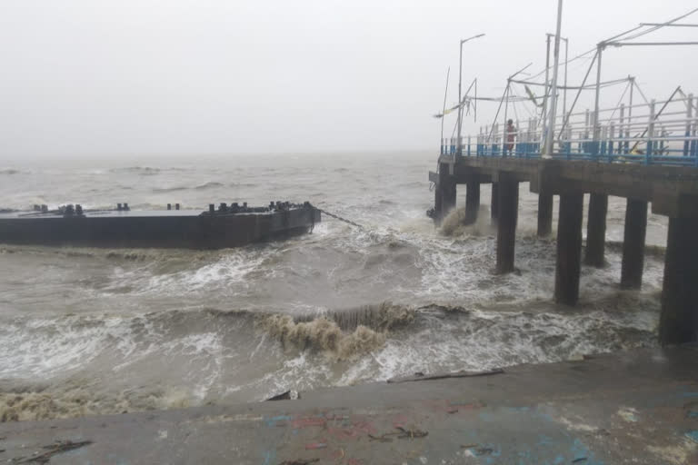 Amphan live  cyclone  amphan death toll  IMD  West Bengal  Kolkata  കൊൽക്കത്ത  ഉംപുൻ ചുഴലിക്കാറ്റ്  വെസ്റ്റ് ബംഗാൾ  മമതാ ബാനർജി  ഐഎംഡി  കനത്ത നാശനഷ്‌ടം  ചുഴലിക്കാറ്റ്