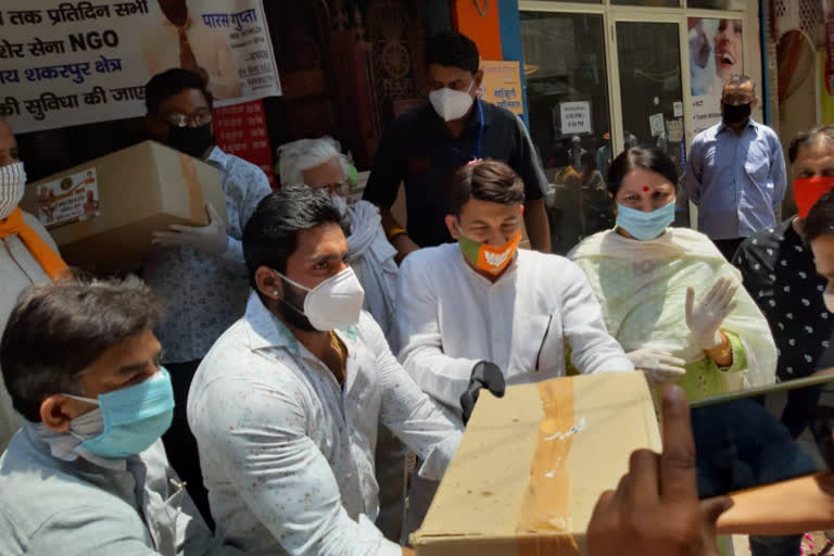 manoj tiwari distributed food to needy at shakarpur with sher sena