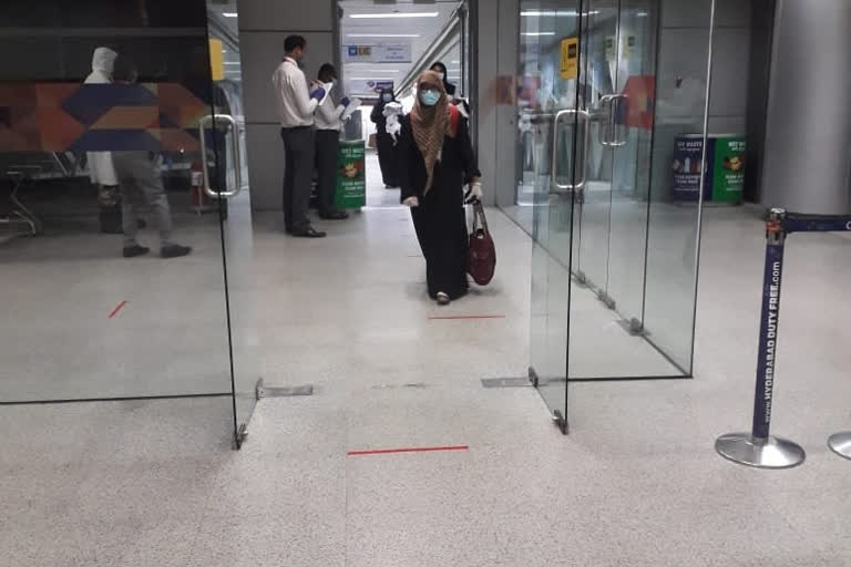 Air India Vande Bharat Mission Qatar Saudi Arabia Stranded Indians Hyderabad Evacuees Lockdown Special Flights തെലങ്കാന രാജീവ് ഗാന്ധി അന്താരാഷ്ട്ര വിമാനത്താവളം വന്ദേ ഭാരത് മിഷൻ