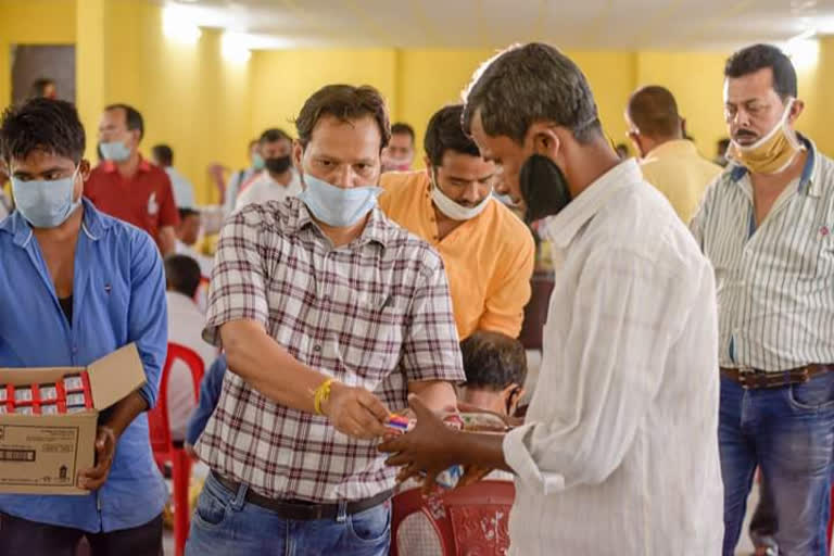 Guru Jyoti Das distributed food to 300 barbars