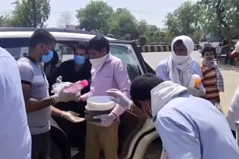 food packets distributed to migrant workers