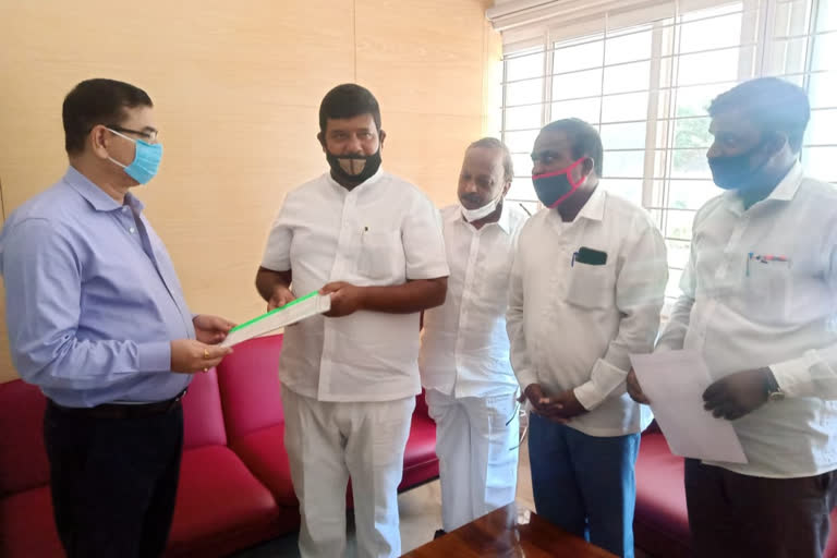 Law Minister JC Madhuswamy, Complaint against Law Minister JC Madhuswamy, Complaint to DG against Law Minister JC Madhuswamy, JC Madhuswamy news, JC Madhuswamy latest news, ಕಾನೂನು ಸಚಿವ ಮಾಧುಸ್ವಾಮಿ, ಕಾನೂನು ಸಚಿವ ಮಾಧುಸ್ವಾಮಿ ವಿರುದ್ಧ ದೂರು, ಕಾನೂನು ಸಚಿವ ಮಾಧುಸ್ವಾಮಿ ವಿರುದ್ದ ಡಿಜಿಗೆ ದೂರು, ಮಾಧುಸ್ವಾಮಿ ಸುದ್ದಿ,