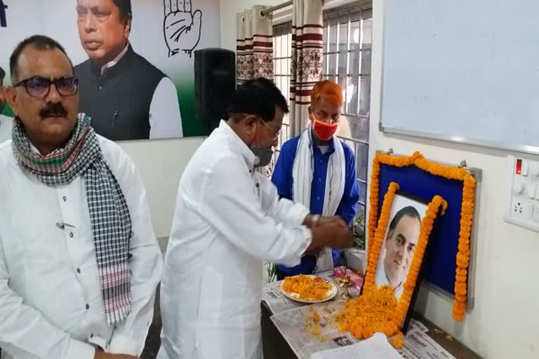 Tribute paid to former PM Rajiv Gandhi on his 29th death anniversary in ranchi