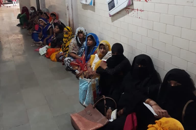 Pregnant women have to spend hours on the floor waiting for the doctor