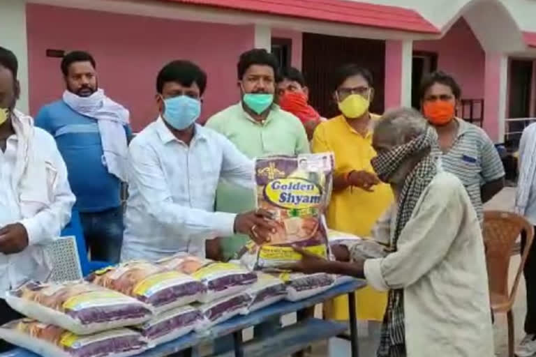 MLA Representative distributed ration among Birhor families in baghmara