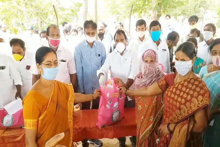 mla aruri ramesh Distribution of essentials to 650 Muslim families at wardhannapet