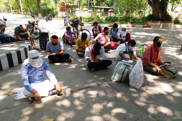 लॉकडाउन में बीएचयू के छात्र बैठे धरने पर.