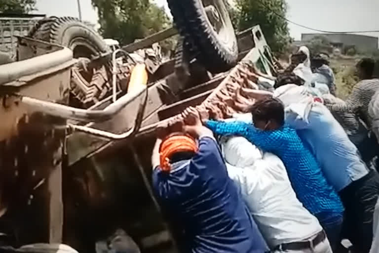 Wheat trolley overturned in morena