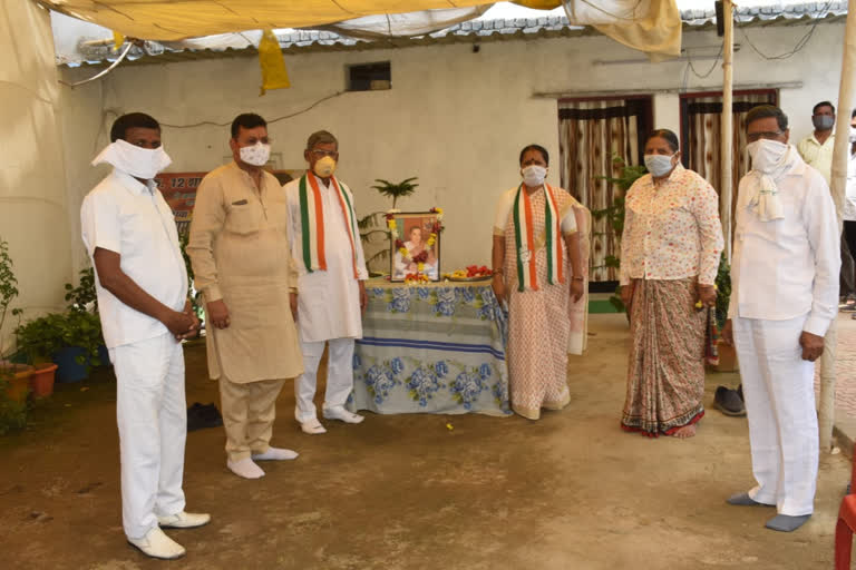 Congress workers celebrated the death anniversary of former Prime Minister late Rajiv Gandhi in korba